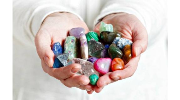 Como limpar os seus Cristais - Startup logo and branding